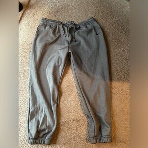 Women’s Nike therma-fit gray sweatpants